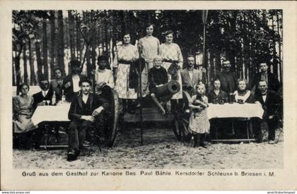 CPA Kersdorfer Schleuse Briesen in der Mark, Gasthof zur Kanone, Gäste, Gruppenbild