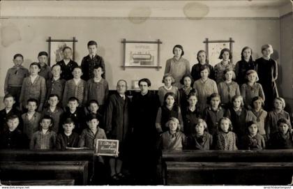 Photo CPA Limberg Kolkwitz im Spreewald Niederlausitz, Schulklasse, 2. Klasse, Gruppenbild mit Lehrern