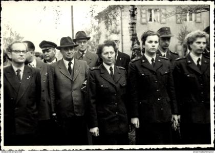 Photo CPA Schwarzheide in der Niederlausitz, Beamte, Rotes Kreuz? Sanitäterinnen in Uniform?