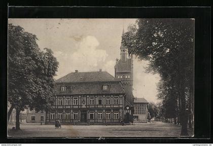 AK Dömitz, Rathaus in Fachwerkbauweise, im Hintergrund die Kirche