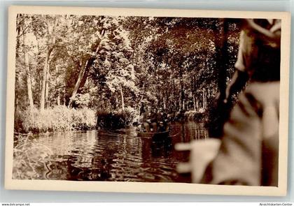 39988398 - Touristen romantische Kahnfahrt