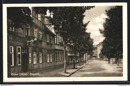 AK Klötze /Altm., Blick in die Engelstrasse mit Gasthaus Zum goldenen Löwen und Hotel Zum goldenen Löwen