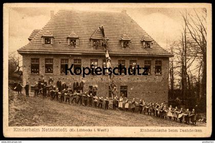 ALTE POSTKARTE KINDERHEIM NETTELSTEDT LÜBBECKE WESTFALEN EINHEIMISCHE BEIM DACHDECKEN Dachdecker AK cpa postcard
