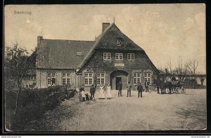 AK Lütjenburg, Gasthof Seekrug mit Gruppe vor dem Haus