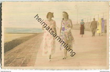 Norderney - Zwei Frauen - nachträglich coloriert - Photo Willy Friedel Norderney ca. 1930