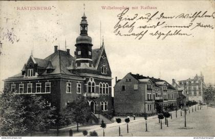 CPA Kętrzyn Rastenburg Ostpreußen, Rathaus, Wilhelmplatz, Bäume, Straßenansicht