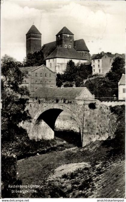 CPA Kętrzyn Rastenburg Ostpreußen, Schwarz-Weiß-Bild, Brücke, St. Georgskirche, Rastenburg