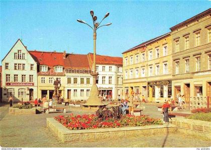 Perleberg Grosser-Markt Brunnen Kreisbibliothek Salon-Marcel Passanten Denkmal B