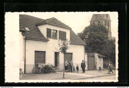Foto-AK Pulheim, Familie Esser vor ihrem Haus am Paul-Decker-Platz, Blick zur Kirche