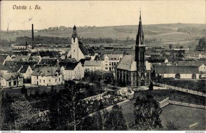 CPA Ostritz in der Oberlausitz, Blick auf Kirche, Hügel, historische Gebäude, parkähnliche Flä...