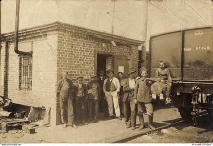 Photo CPA Laubusch Lauta in der Oberlausitz, Grube Erika, Männer in Arbeitskleidung, Bahnwaggon