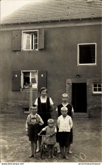 Photo CPA Laubusch Lauta in der Oberlausitz, Wohnhaus, Frau Wünsch, Kurtel, Kinder, Dreirad