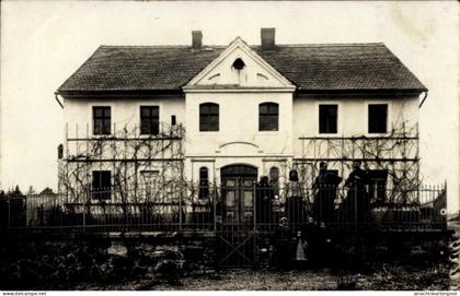 Photo CPA Weidlitz Neschwitz in Sachsen, Haus mit Tor, Alter Stil, verwilderte Pflanzen