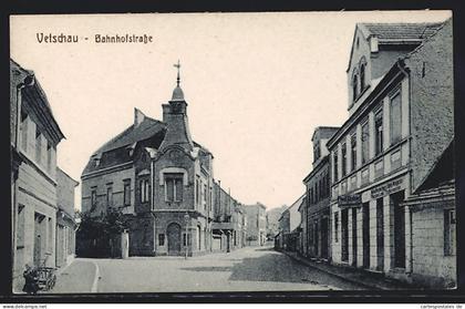 AK Vetschau, Bahnhofstrasse mit Geschäft