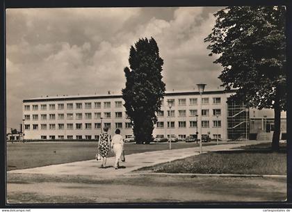 AK Berlin-Hohenschönhausen, Passanten vor dem Sporthotel