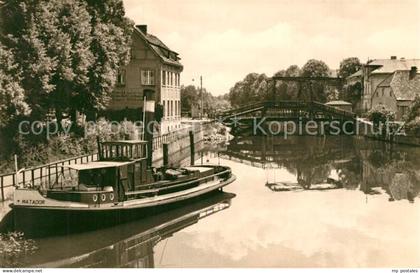 Zehdenick Blick zur Zugbruecke Motorboot