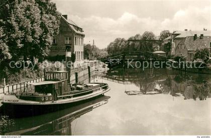 Zehdenick Blick zur Zugbruecke Motorboot