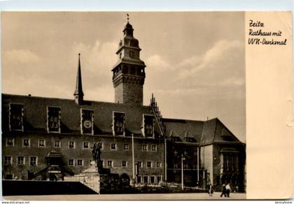 Zeitz, Rathaus mit VVN-Denkmal