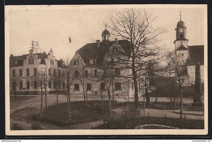 AK Zöblitz i. Erzgeb., Marktplatz mit Kirche und Denkmal