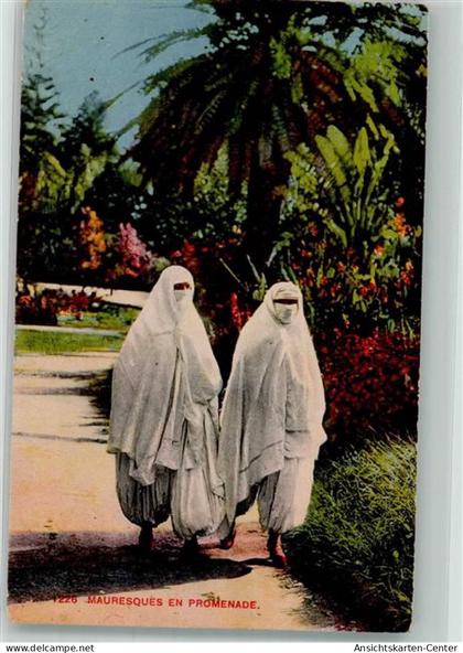 38074066 - Frauen Tracht