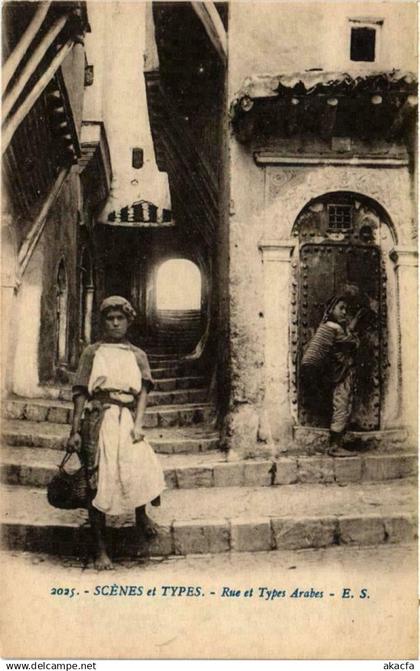 CPA ALGERIA Scenes et Types Rue et Types arabes (735643)
