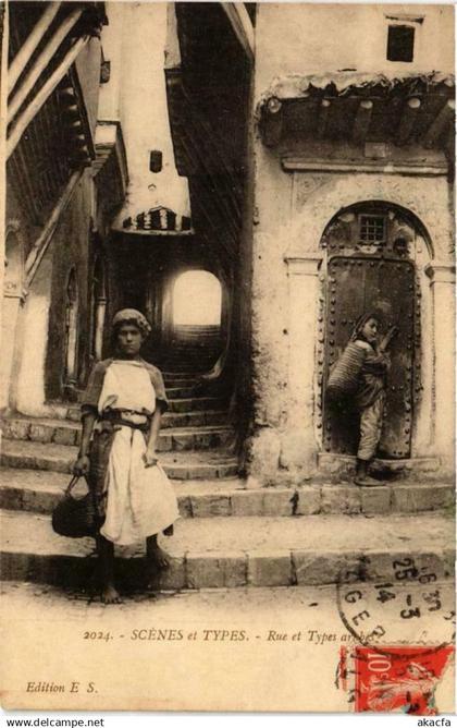 CPA ALGERIA Scenes et Types Rue et Types arches (735636)