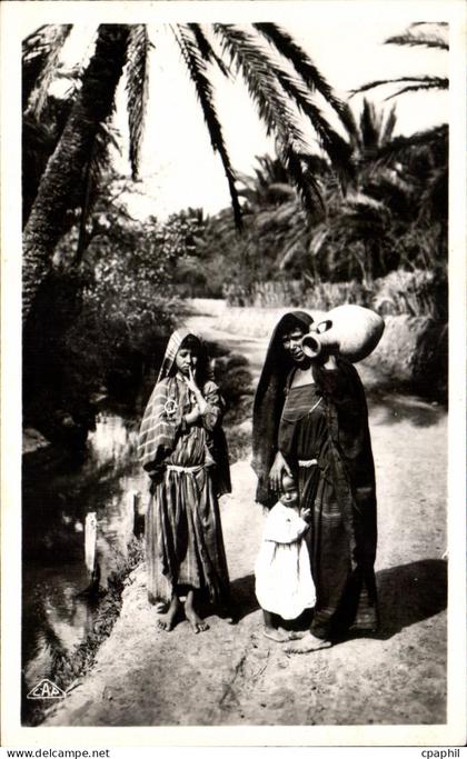 CPA Algerie Scenes and Types Porteuses d eau