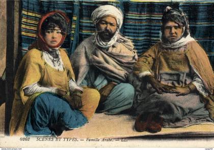 CPA Scenes Et Types Famille Arabe