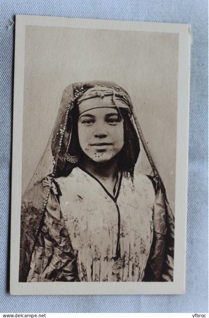 Tébéssa, jeune fille indigène, Algérie