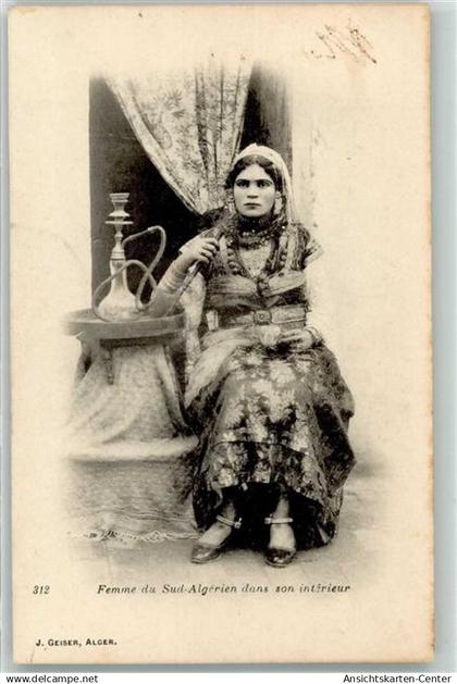 10641827 - Femme du Sud-Algerien dans son interieur - Wasserpfeife