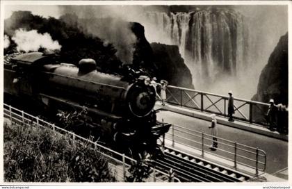 CPA Rhodesien Simbabwe, ein Zug der Rhodesian Railways, der die Victoria Falls Bridge überquert
