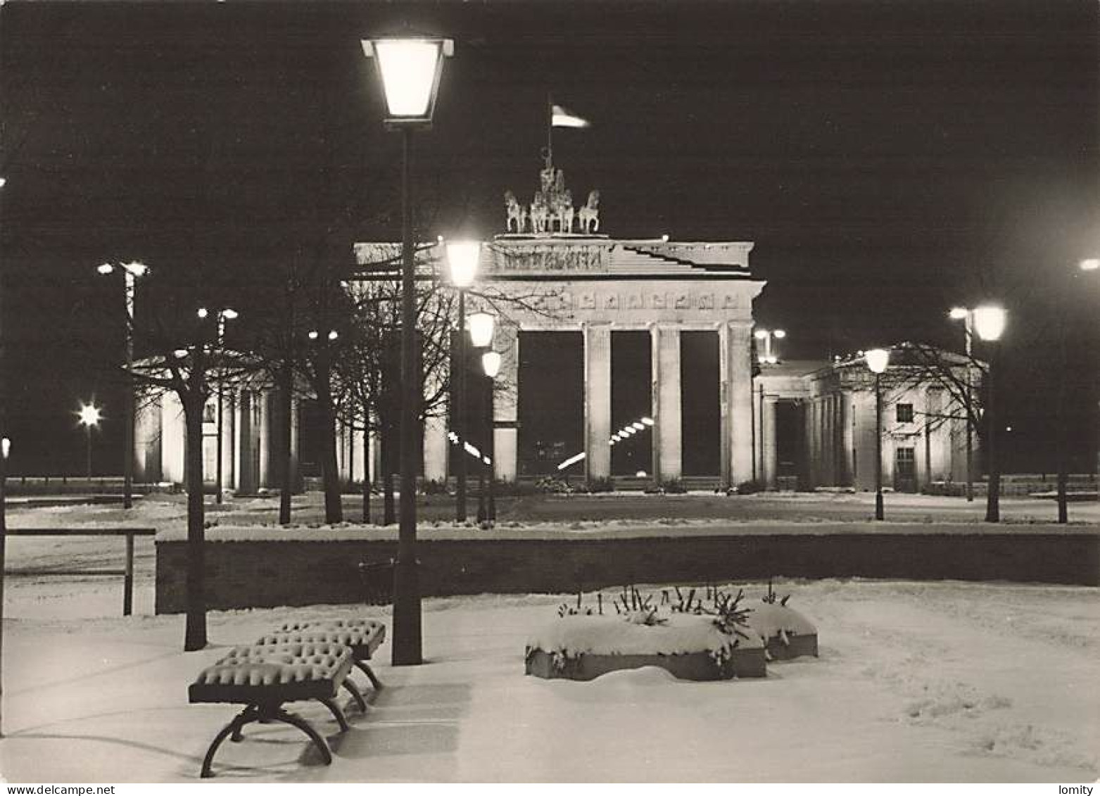 Allemagne Berlin Hauptstadt der DDR unter den Linden Brandenburger tor avenue , porte de Brandebourg CPSM GF