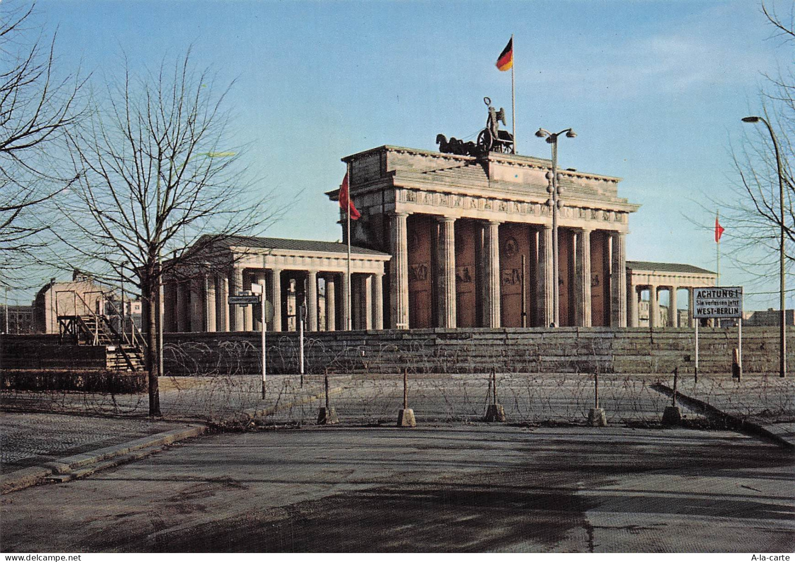 ALLEMAGNE BERLIN LA PORTE DE BRANDEBOURG APRES LE 13 AOUT 1961