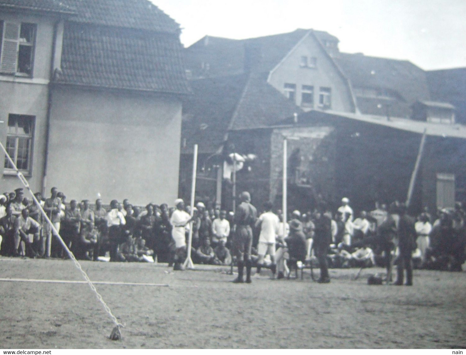 ALLEMAGNE - GUETERSLOH - GÛTERSLOH - CARTE PHOTO - CAMP PRISONNIERS OFFIZIER GEFANGENEN  LAGER - SAUT A LA PERCHE ...