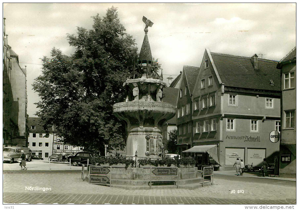 Allemagne - Voitures - Automobile - Pompe à essence à droite petit plan - Fontaine - Bavière - Noerdlingen - Nördlingen