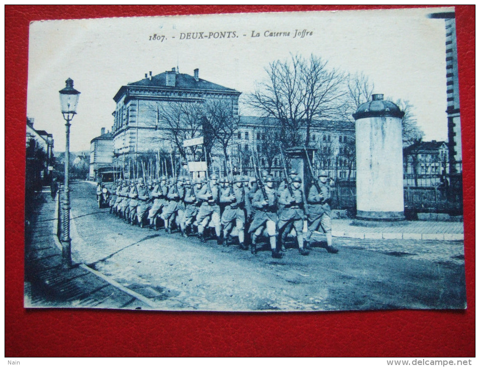 ALLEMAGNE - ZWEIBRÛCKEN - ZWEIBRUECKEN - " DEUX PONTS " LA CASERNE JOFFRE - SOLDATS DEFILANT AU PAS " RARE "  -