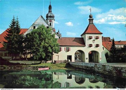 Allersberg Spitalweiher mit Pfarrkirche Spitalgebaeude und Torturm