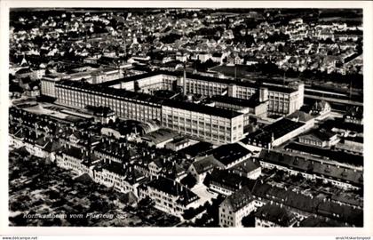 CPA Kornwestheim in Württemberg, Luftaufnahme von Industriegebäude, Wohnhäuser, Landschaft