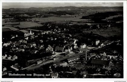 CPA Meckenbeuren in Oberschwaben Württemberg, Luftaufnahme von viele Häuser, ländliche Umgebung