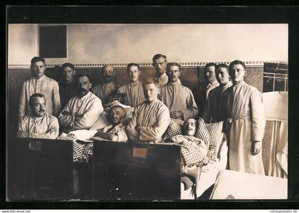 Foto-AK Schwenningen, Vereinslazarett Gartenschule 1917 - Patienten an und in Betten