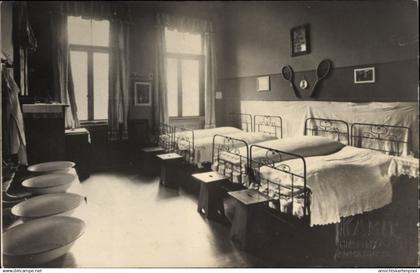 Photo CPA Hannover in Niedersachsen, Inneres eines Hauses, Betten, Schüssel, Fenster