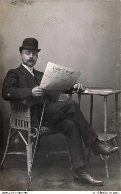 Photo CPA Mann mit Leester Zeitung, Sitzportrait, Korbstuhl, Spazierstock, Leeste Weyhe Niedersachsen