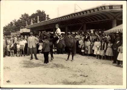 Photo Thönse Burgwedel in Niedersachsen, Festplatz, Besucher, Mann auf einem Pferd