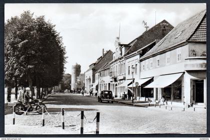 A4599 - alte Foto Ansichtskarte - Beeskow - Erst Thälmann Straße - Auto Motorrad - gel 1965 - Sander