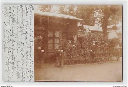 39123685 - Seltene Fotokarte Berlin-Treptow-Nieder-Schoeneweide. Familie vorm Haus gelaufen. Gute Erhaltung.