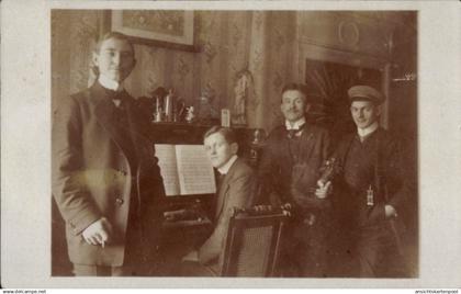 CPA Briesen in der Mark, Studenten posieren am Klavier