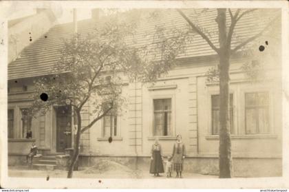 Photo CPA Klasdorf Baruth in der Mark, Frauen und Kinder vor einem Haus