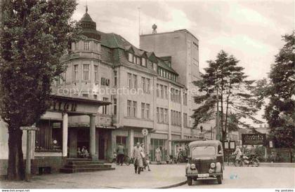 Senftenberg  Niederlausitz Brandenburg Hotel Strassenszene Passanten Automobil J