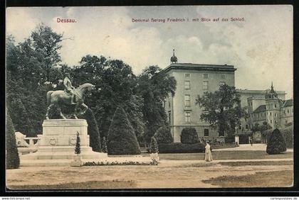 AK Dessau, Denkmal Herzog Friedrich I. mit Blick auf das Schloss