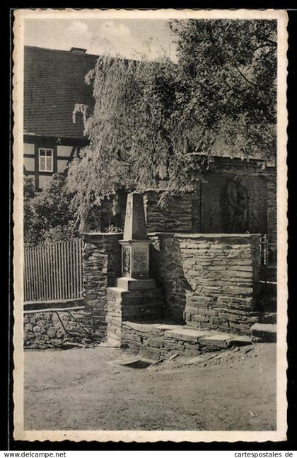 AK Dorfchemnitz, Pfarre mit Ehrenmal am Dorfplatz vor Fachwerkhaus